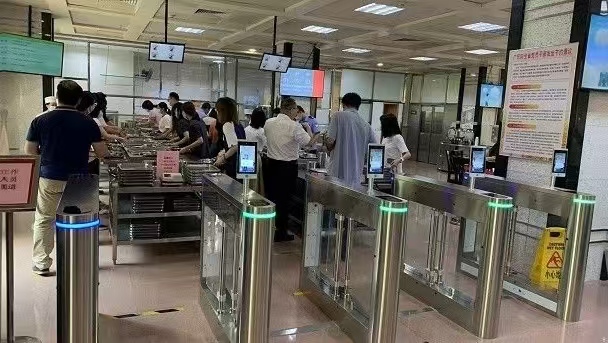 武漢電力食堂人臉道閘